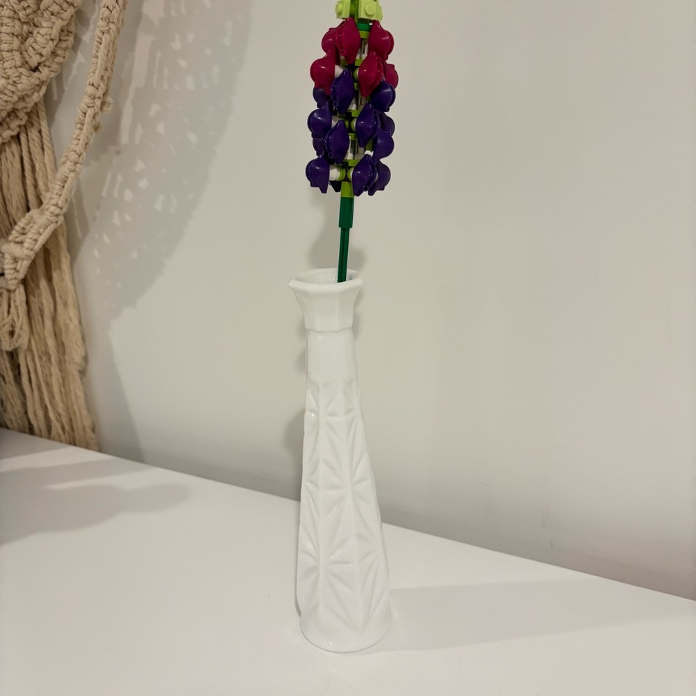 Vintage milk glass flower vase pinwheel pattern 9" tall 1960-1970 tapered - Picture 4 of 10